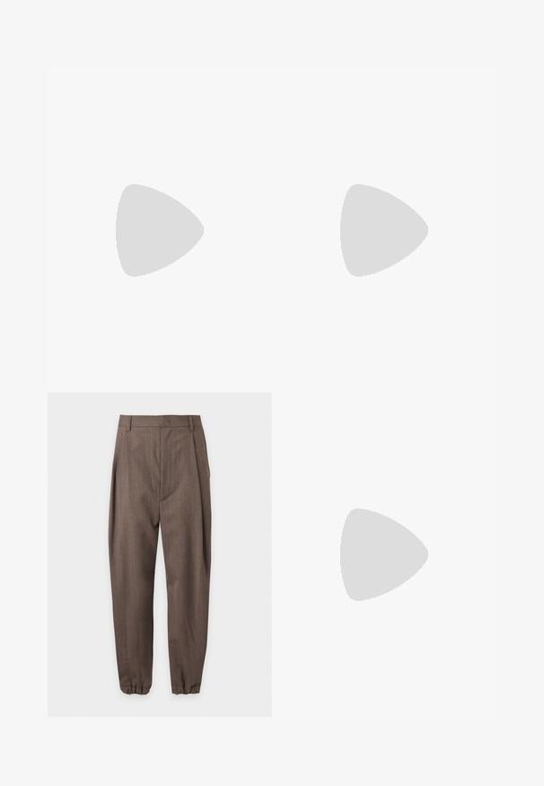 Hofmann Copenhagen FLORA - Hemdbluse - lavender blue; Braune maßgeschneiderte Hose mit Falten, Gürtelschlaufen und elastischen Bündchen, vor weißem Hintergrund dargestellt.; Schwarzer flacher Schuh aus Leder mit spitz zulaufender Vorderkappe, niedrigem Absatz und glatter Oberfläche, von der Seite vor einem hellgrauen Hintergrund dargestellt.; Braune Ledertasche mit zwei langen Griffen, einer eleganten rechteckigen Form und einer kleinen dekorativen Quaste. Mit dezenten Logodetails.