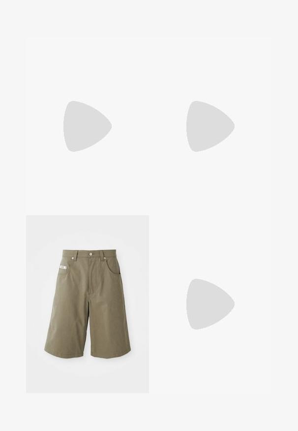 Sort langærmet t-shirt i bomuld. Har en lomme foran med en hvid accentstribe og logo. Enkel, klassisk model med rund hals.; MOSCHINO TAPE - Shorts - green; Hvid sneakers med lavt snit, snørelukning, glat syntetisk overdel og mønstret gummisål på en ensfarvet lys baggrund.; Sort Moschino bæltetaske med frontlynlås og justerbar rem på en ensfarvet lys baggrund.