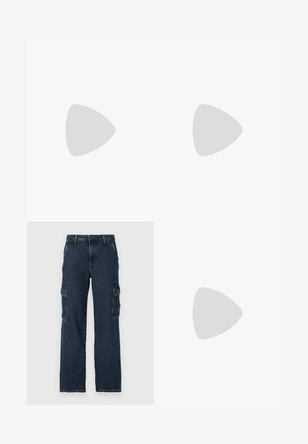 Hvid langærmet bodystocking med rund halsudskæring. Har "GUESS" logo og "EST.1981" trykt i sort på forsiden. Glat tekstur.; Cargo-bukser i mørkeblå denim, med lige ben-design, to sidelommer og kontrastsyninger. Holdbart stof med en klassisk finish.; Sort patentlæder slingback hæl med spids tå, lille kitten hæl og sølvspænde på en ensartet hvid baggrund.; Sølv håndtaske med et struktureret design, der har to håndtag, en skinnende overflade, accenthardware og et trekantet logo på fronten.