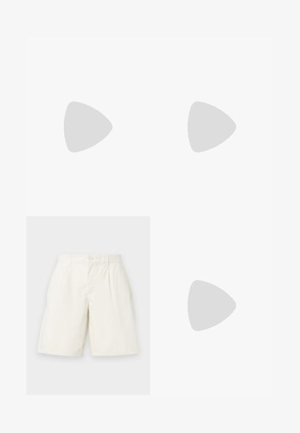 Polo shirt blanc en coton, avec un col classique, des manches courtes et une patte de boutonnage à trois boutons avec des boutons bleu marine.; Shorts en coton blanc à coupe droite, avec une fermeture à bouton et des poches latérales. Texture lisse et sans motifs visibles.; Mocassin en cuir noir à talon bas flottant au-dessus d'un tapis beige, à côté d'une table brillante couleur ambre dans une pièce minimaliste.; Lunettes de soleil noires avec des verres verts, de forme notably arrondie en œil de chat. Monture noire fine avec des accents métalliques sur les branches.