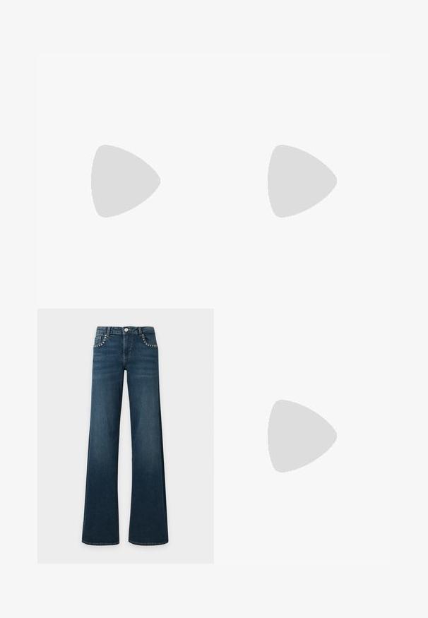Zwart off-shoulder top gemaakt van ribfluweel, met korte mouwen en een aansluitend design, met een soepele textuur en strakke lijnen.; Donkerblauwe flared jeans met zilveren studs langs de voorzakken, knoopsluiting en riemlussen, plat neergelegd op een witte achtergrond.; Zwarte slingback schoen met puntige neus en glanzende leren afwerking, voorzien van een lage blokhak en een slanke enkelriem, hangend boven een metalen oppervlak.; Zwarte handtas met krokodillenstructuur, geplooide bovenrand, samengevoerde handgreep en koordtassels aan elke kant tegen een witte achtergrond.