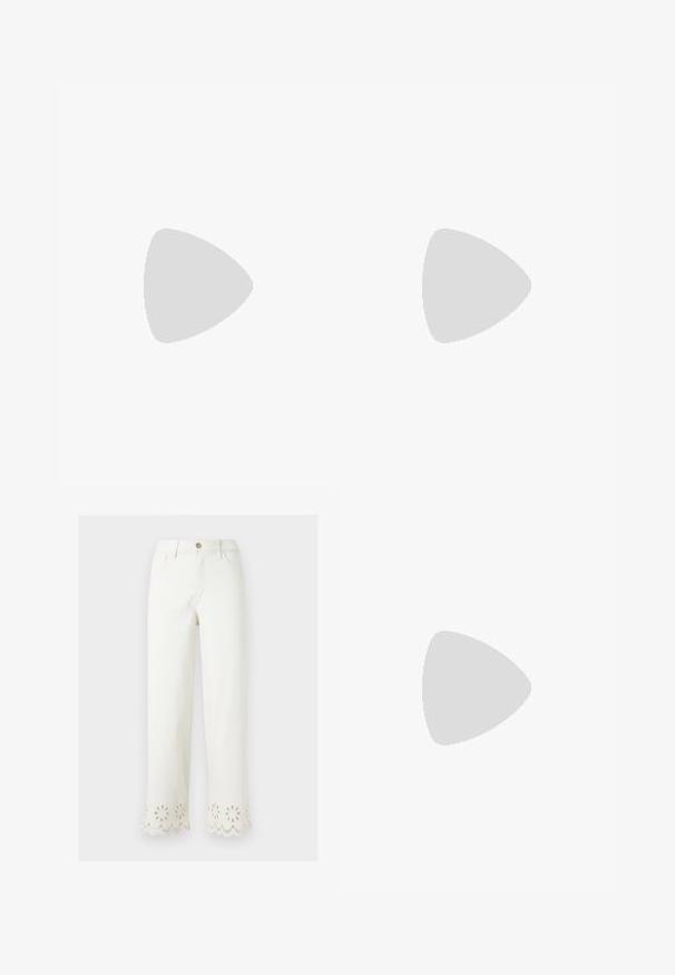 Cardigan à manches longues côtelé bleu clair avec petits boutons blancs, col en V et bords légèrement froncés sur le col, les poignets et l’ourlet.; Pantalon blanc à jambes droites avec des détails en découpe œillet florale le long de l'ourlet festonné, bouton à l'avant et poches latérales.; Jambes portant des leggings côtelés foncés associés à des ballerines noires avec de petits détails en nœud sur fond blanc.; Petit sac à main noir brillant avec deux longues anses et des détails à cordon sur les côtés sur un fond clair uni.