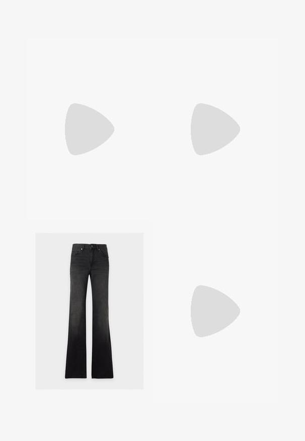 Zwarte polo met lange mouwen, ribbelstructuur, knoopsluiting en een subtiele logo. Heeft een klassiek kraagontwerp.; Zwarte high-waist flare jeans met voorzakken, riemlussen, knoopsluiting en een vervaagd was-effect.; Zwarte leren enkellaars met spitse neus, nauwsluitend ontwerp en een uniek gevormde middenhoge hak op een gladde betonnen vloer.; Zwarte leren handtas met twee lange handvatten, een gladde textuur en een ronde bodem met decoratieve accenten aan de zijkanten.