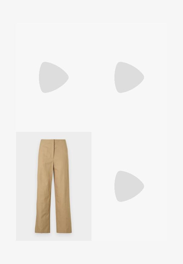 Kortærmet beige striktrøje med rund halsudskæring, blød tekstur og afslappet pasform. Har subtile farvevariationer i hele stoffet.; Beige, lige ben bukser med flad front, sidelommer og et glat, let stof. Ingen synlige mønstre eller hardware detaljer.; Mørkebrune flade spidse sko med dobbelte stropper med guldfarvede spænder og pyramidepynte nitter samt en lav tanfarvet sål.; Zign by Zalando LEATHER - Shopping bags - chocolate brown