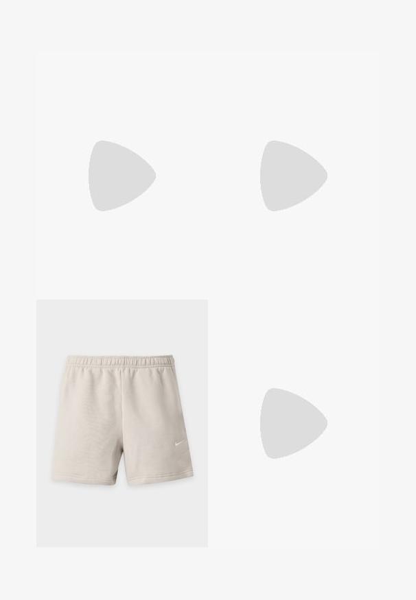 Weißes Baumwoll-T-Shirt mit rundem Halsausschnitt und kurzen Ärmeln. Verfügt über ein kleines schwarzes Nike-Logo auf der Brust. Einfaches und ungeschmücktes Design.; Hellbeige Sportshorts mit elastischem Bund und kleinem weißem Nike-Swoosh-Logo am unteren rechten Bein.; Niedrig geschnittener beige-weißer Sneaker mit pinken Schnürsenkeln und Fersen-Akzent, zeigt das Nike-Logo an der Seite vor einem einfarbigen Hintergrund.; Olivgrüne weiche Stoff-Schultertasche mit Reißverschluss und verstellbarem Tragegurt vor einfarbig hellem Hintergrund.