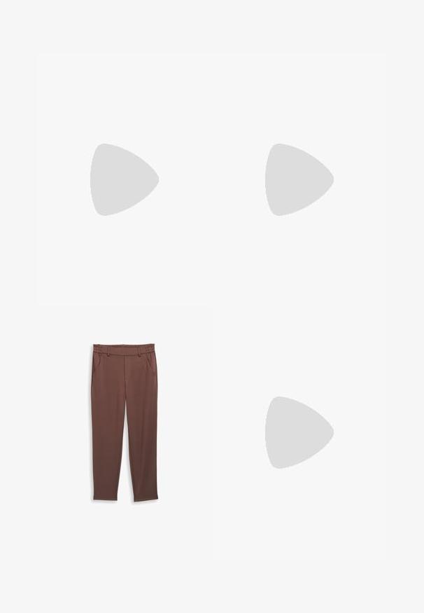 Camiseta de manga corta de color mostaza amarilla con cuello redondo y dobladillo en forma de ondas. Textura suave y diseño ajustado. Sin herrajes ni patrones visibles.; Pantalones marrones, ajustados y fabricados con tejido suave. Cuentan con una cintura elástica, pasadores para cinturón y dos bolsillos laterales. Textura lisa sin patrones visibles.; Zapato de cuero marrón oscuro con correas de doble hebilla, detalles perforados y suela negra gruesa, suspendido sobre una mesa de madera al aire libre.; Bolso de piel marrón con dos asas largas, forma rectangular estructurada, textura suave y bordes redondeados. Presenta detalles de acentuación en las asas.