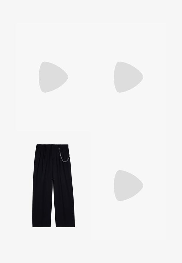 Camiseta negra de manga corta hecha de algodón. Presenta un cuello redondo y un sutil logo en el área del pecho izquierdo. Textura suave.; Pantalones de pierna ancha negros en tejido texturizado, con pliegues y un detalle de cadena plateada en la cintura. Ajuste entallado con un acabado suave.; Zapatilla baja de ante gris con lados perforados, cierre de cordones y suela de goma blanca sobre un fondo liso.; Bolsa cruzada negra de nailon con forma rectangular, cierre ajustable con cordón, logo frontal y tejido texturizado.