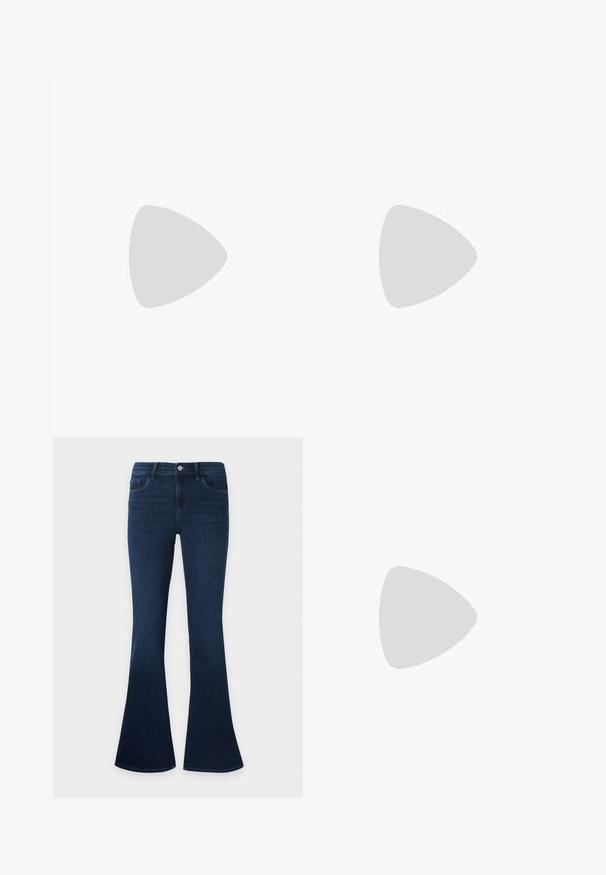 Groene gebreide pullover met een V-hals en korte mouwen. De textuur van de stof heeft een geribd patroon; voorzien van een klassieke kraag.; Donkerblauwe denim jeans met een hoge taille en uitlopende pijpen, met voorzakken, riemlussen en een knoopsluiting.; Donker bordeauxrode leren platte schoen met een puntige neus en een dunne T-strap met een zilveren gesp op een witte achtergrond.; Groene leren hobotas met een slordig ontwerp, gebogen handvat en een gladde textuur. Bevat geen zichtbare hardware of accenten.