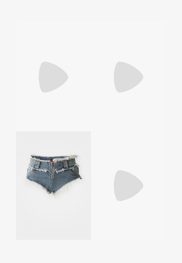 Haut noir à manches longues avec une texture côtelée transparente, doté un col montant froncé et une taille courte.; Shorts en denim avec ourlet effiloché, taille haute, fermeture éclair à l'avant et deux poches avant. Le matériau est un denim bleu délavé avec des détails usés.; Sandale plateforme noire à semelle épaisse, munie de trois brides réglables à boucles et ornée de clous argentés sur une semelle crantée épaisse.; Sac à main à perles noires avec une silhouette courbée, une poignée de transport et une texture brillante. Porté avec des chaussures à talons hauts noires et un short noir ajusté.