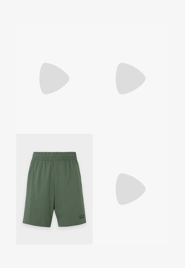 Polo blanc à manches courtes avec trois boutons et un petit logo noir sur le côté gauche de la poitrine.; Shorts de sport verts en tissu doux, dotés d'une ceinture élastique et d'un petit logo noir sur le bas à gauche.; Baskets basses en cuir marron foncé avec lacets sur le devant et semelle en caoutchouc couleur crème, vues de côté extérieur sur fond blanc.; Sac bandoulière rectangulaire marron avec poche zippée à l'avant, sangle réglable embossée du nom de la marque, et logo métallique au centre supérieur.