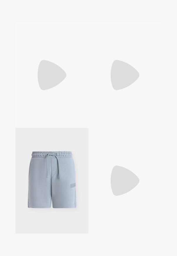 T-shirt bleu-gris uni à manches courtes, col rond et petit logo circulaire sur le côté gauche de la poitrine.; Shorts bleu clair avec ceinture élastique, cordon de serrage, poches latérales et petit écusson sur la jambe droite sur fond uni.; Baskets blanches basses avec un design à lacets, des détails de couture minimalistes, et une semelle couleur crème sur un fond gris clair.; Bracelet à maillons métalliques argentés avec fermoir gravé "BOSS", disposé en forme circulaire sur un fond clair uni.