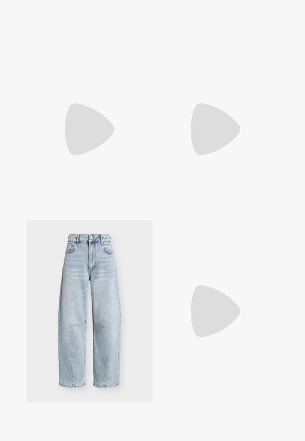 Hvid slimfit t-shirt med korte ærmer og rund halsudskæring med en lyserød JJXX-label indeni kraven, vist mod en ensfarvet baggrund.; Lyseblå, højtaljede jeans med vide ben, forlommer, bæltestropper, knaplukning og subtile sømdetaljer på knæ og kant.; Cremefarvet spids tå slingback-sko med lav sort kittenhæl og glat læderfinish på hvid baggrund.; Mørkebrunt læderbælte med en bred gylden firkantet spænde, samlet fladt på en hvid overflade.