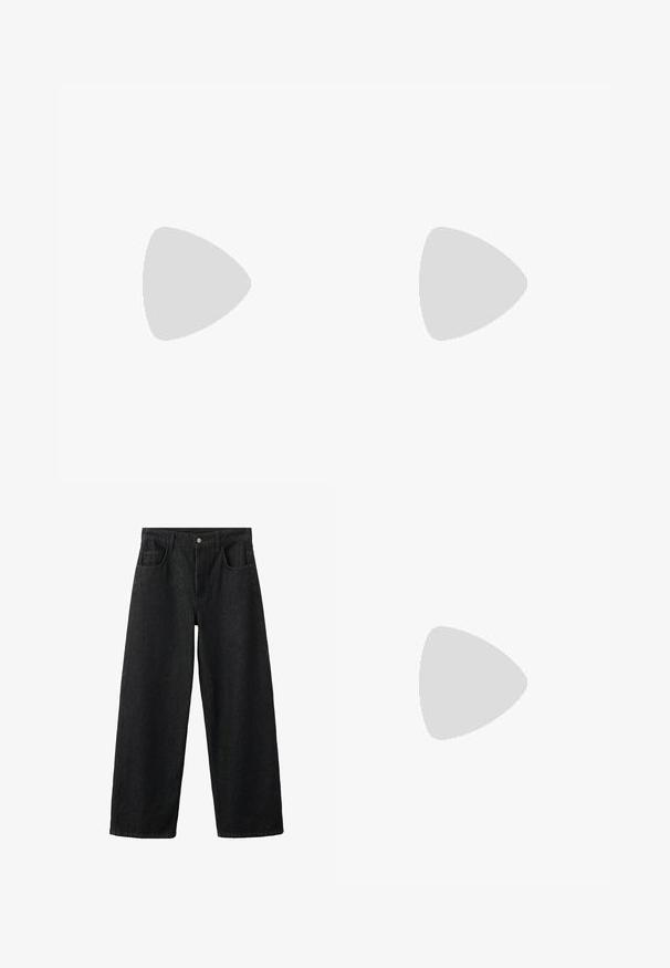 Čierny crop top bez ramien s nariasenými krátkymi rukávmi a rovným výstrihom na jednoduchom svetlom pozadí.; Čierne džínsové nohavice s širokými nohavicami, vybavené prednými vreckami, pútkami na opasok, zapínaním na gombík a zips.; Čierne kožené čižmy po kolená s elegantným dizajnom, zaoblenou špičkou a skromným blokovým opätkom; hladká textúra s minimálnymi švovými detailmi.; Čierna kabelka z textúrovanej kože s jedným zakriveným uchom a širokým, polmesiacovým tvarom tela.