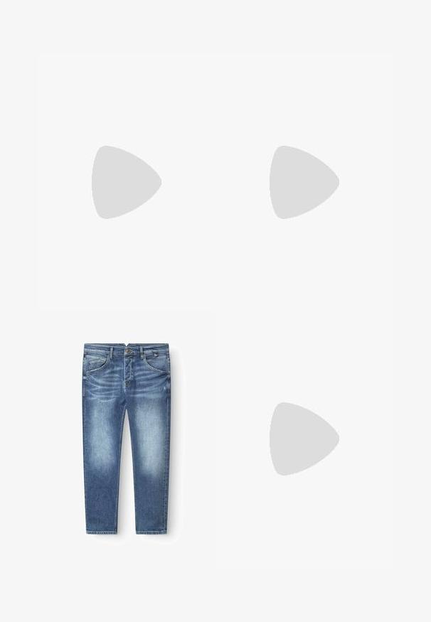 Schwarzes, ärmelloses Top mit Rundhalsausschnitt und "ALLSAINTS"-Logo sowie kleinem weißen Text auf der linken Brust.; Gabba ALEX CROS - Jeans Straight Leg - mid blue denim; Schwarze Slidesandale mit strukturiertem Zebramusterriemen und geprägt „PS Paul Smith"-Logo an der seitlichen Sohle.; Schwarze Sonnenbrille mit rechteckiger Form, mattem Finish und grauen Gläsern. Mit eingeprägtem Logo an den Bügeln. Klassisches Design.