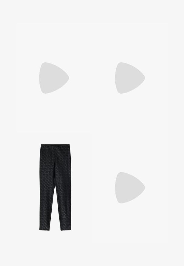 T-shirt en coton noir avec plusieurs motifs de nœuds embellis de strass sur le devant. Col rond et manches courtes.; Leggings noirs avec un motif en dentelle florale, fabriqués dans un matériau extensible, avec une taille élastique pour le confort et l'ajustement.; Botte noire à la cheville en matériau brillant avec un bout carré et un talon effilé, sur un fond argenté brillant et capitonné.; Sac à main en cuir noir brillant avec une grande poignée ovale et un logo subtil à l'avant sur un fond clair uni.