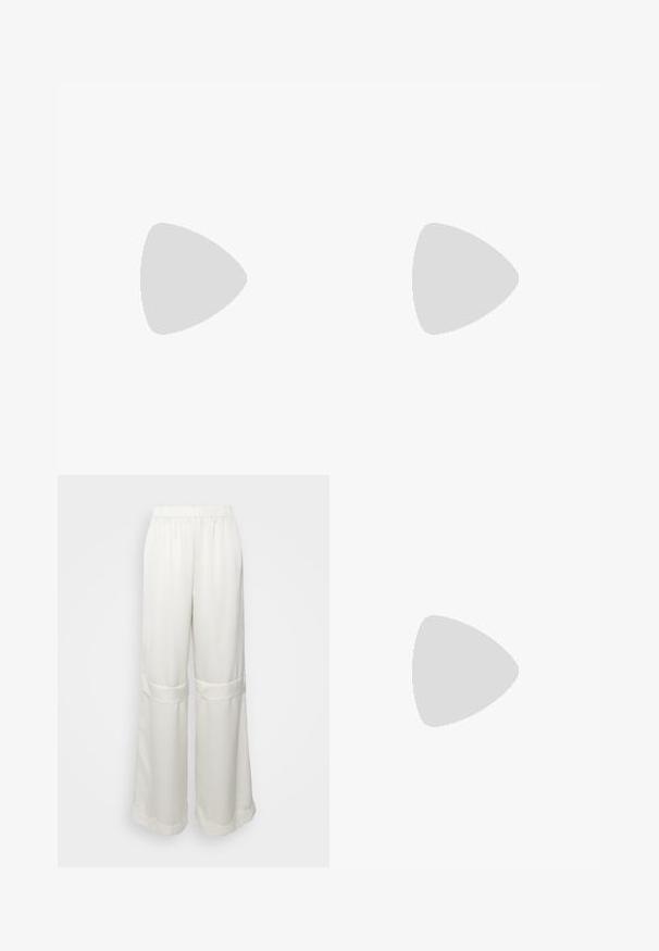 Sort og creme stribet langærmet top med bådudskæring. Stoffet har en glat tekstur og ensartet mønster. Casual design med en afslappet pasform.; Bredde bukser i blødt, cremefarvet stof med elastisk talje, der har en subtil glans og foldede mansjetter ved sømmene.; Kvinde med langt sort hår, der læner sig op ad en hvid buet stol iført en taupe bluse, beige bukser, sort bælte og sorte ankelstøvler med hæl.; Polaroid Solbriller - black
