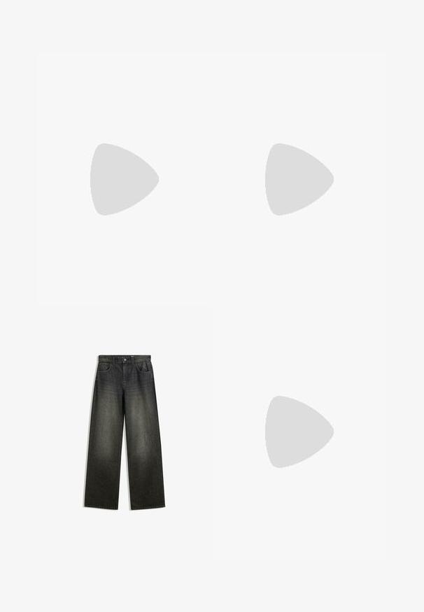 Zwarte lange mouwen top van zachte stof. Heeft een diepe V-hals met een golvende kantafwerking en een aansluitende silhoeet. Geen zichtbare patronen.; Wijduitlopende spijkerbroek in donkergrijs denim met een vervaagde afwerking, vijf zakken en een knoopsluiting op de tailleband.; Zwarte suède sneaker met witte drie strepen, gouden logo en een bruine rubberen zool. Heeft een laag profiel vetersluiting ontwerp.; Zwarte leren tote bag met een gladde textuur, een zachte ronde bovenkant en brede handvatten. Kenmerkt zich door minimale stiksels en een slungelige silhouet.