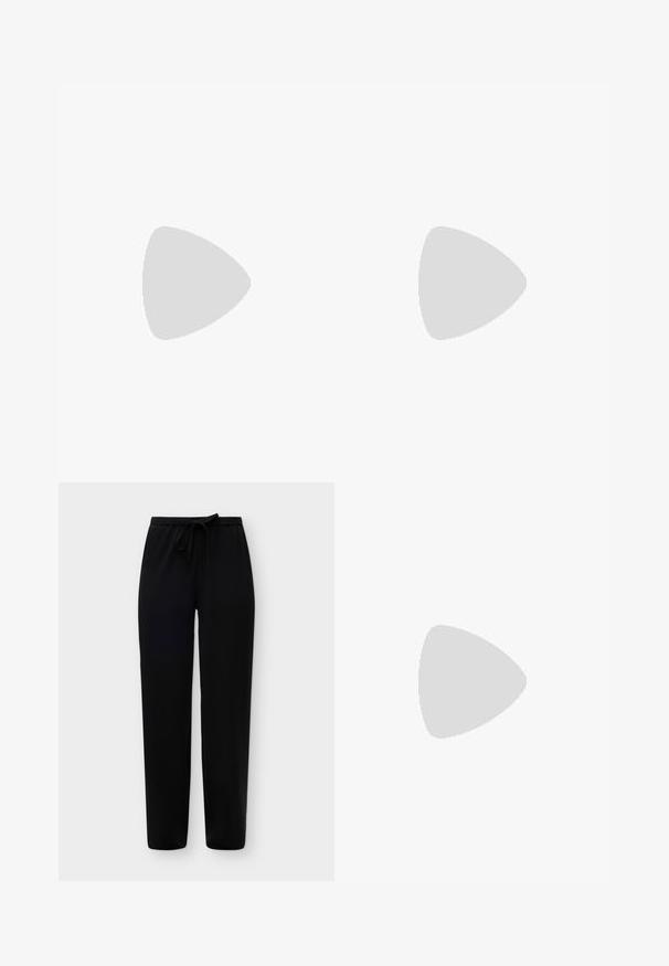 Camiseta de algodón negra con mangas cortas, que presenta la palabra "PASSION" en glitter dorado. Cuello redondo, corte relajado.; Pantalones negros de pierna recta con cintura de cordón, mostrados sobre un fondo liso gris claro.; Sandal de tacón stiletto negro de cuero con punta afilada, correa lateral con hebilla, tachuelas a lo largo del borde y cordones decorativos en la parte delantera.; Pequeño bolso negro brillante con dos asas largas y detalles de cordón lateral sobre un fondo claro liso.