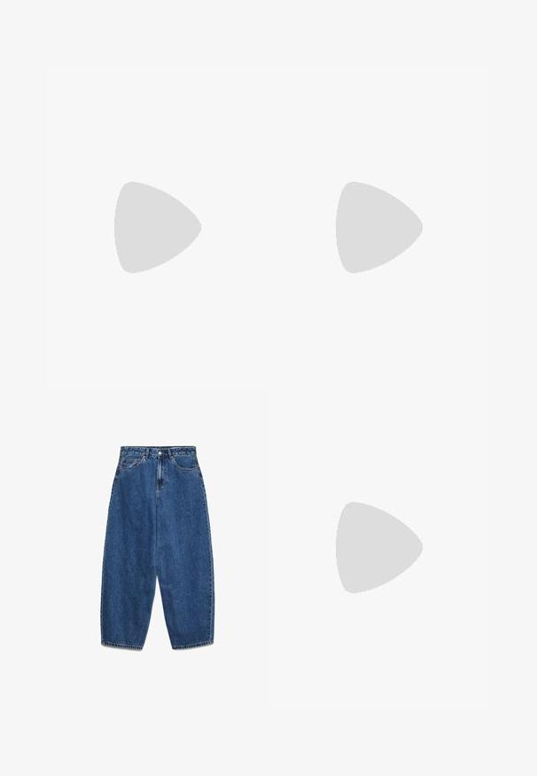 T-shirt gris foncé à manches courtes avec un col rond, texture douce et manches roulées, présentant un design simple et sans embellissement.; Jean en denim bleu avec taille haute, coupe décontractée et jambes droites. Design classique à cinq poches avec fermeture éclair et bouton.; Baskets en toile blanches avec semelles en caoutchouc, dotées de six œillets, d'un bout rond et de détails de couture légers, portées avec des chaussettes blanches mi-mollet.; Sac en tissu gris foncé avec une anse courbée, texture douce et forme arrondie. Pas de matériel ou d'embellissements visibles.