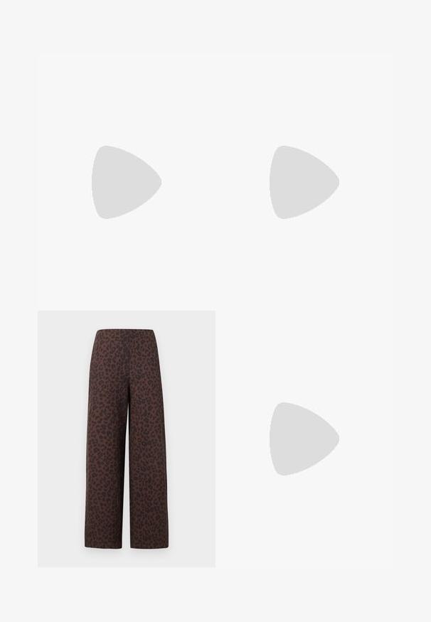 Top negro de manga larga con canalé y escote cuadrado, que presenta una ligera forma de corazón y un diseño ajustado.; Pantalones marrones de pierna ancha con estampado de leopardo negro, cintura alta, sin bolsillos ni cierres visibles, mostrados extendidos sobre fondo blanco.; Zapato de tacón alto negro de punta fina con delgadas correas en el tobillo y cierre de hebilla plateada sobre un fondo liso claro.; Bolso rectangular de cuero negro con una sola correa larga y acabado brillante, exhibido sobre un fondo blanco liso.