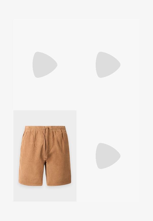 Sort ribbet tanktop med brede ærmhuller og rund halsudskæring. Den har en glat stofoverflade og et diskret logo på forsiden.; Brune kordfløjlsshorts med elastisk talje og justerbar snor, med vertikal ribbet tekstur og sidelommer.; Hvid lavtop sneaker med snørebånd foran og tyk sål, vist fra siden mod en neutral baggrund.; Kremfarvet lærredstote-taske med frontlomme, to håndtag, justerbar skulderrem og lille gul "O.N.S" tekst i nederste højre hjørne af lommen.
