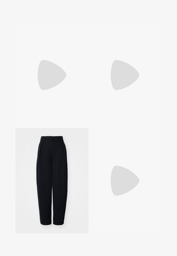 Hofmann Copenhagen PAULA - Top s dlhým rukávom - black; Čierne nohavice s vysokým pásom a voľným strihom, so zložením vpredu, hladkou textúrou a bez viditeľných vreciek či ozdôb.; Čierny lodičkový vysoký podpätok so špicatou špičkou, tenkým remienkom okolo členka a striebornou prackou, hladká kožená úprava, elegantná dámska obuv.; Čierna kožená kabelka s oblým tvarom, nariasenými stranami, pletenou rúčkou a dlhým tenkým popruhom na bielom pozadí.
