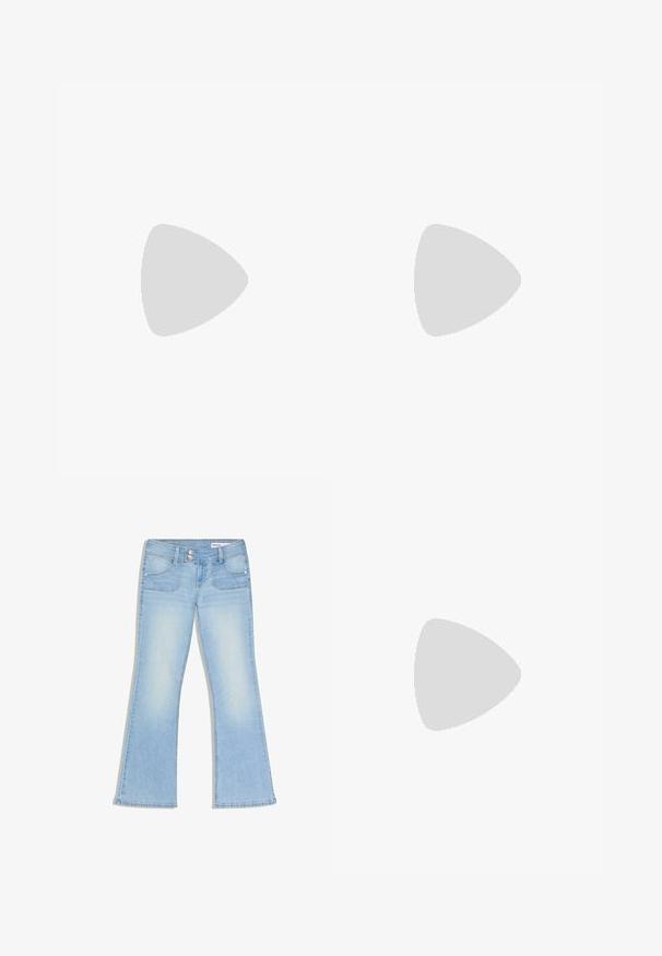 Zwarte T-shirt met korte mouwen en een ronde onderkant, voorzien van raglanmouwen. Kenmerkt zich door versierde "Juicy"-tekst in strass-steentjes op de voorkant.; Lichtblauwe uitlopende spijkerbroeken met dubbele knoopsluiting, voorzakken en vervaagde details op de dijen en knieën.; Holografische platform schoenen met een T-band ontwerp, voorzien van zwarte accenten, zilveren studs op de zool en een schedelafbeelding aan de zijkant.; Zwarte gepatineerde leren handtas met een gebogen vorm, voorzien van zilveren hardware, decoratieve sluitingen en een korte schouderband. Blauwe label bevestigd.