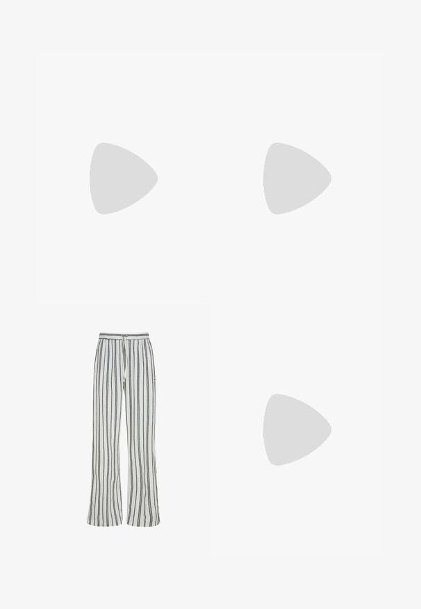 Camiseta blanca corta hecha de una tela suave. Presenta un cuello redondo, mangas cortas y un cordón en la parte inferior para ajustar.; Pantalones blancos de pierna ancha con rayas verticales negras y una cintura elástica con un cordón blanco.; Botas negras hasta la rodilla hechas de cuero suave, con punta puntiaguda y tacón delgado, con caña ajustada y diseño minimalista.; Brazalete de metal plateado con un diseño de doble lazo, acabado liso y brillante, y un acento geométrico minimalista.