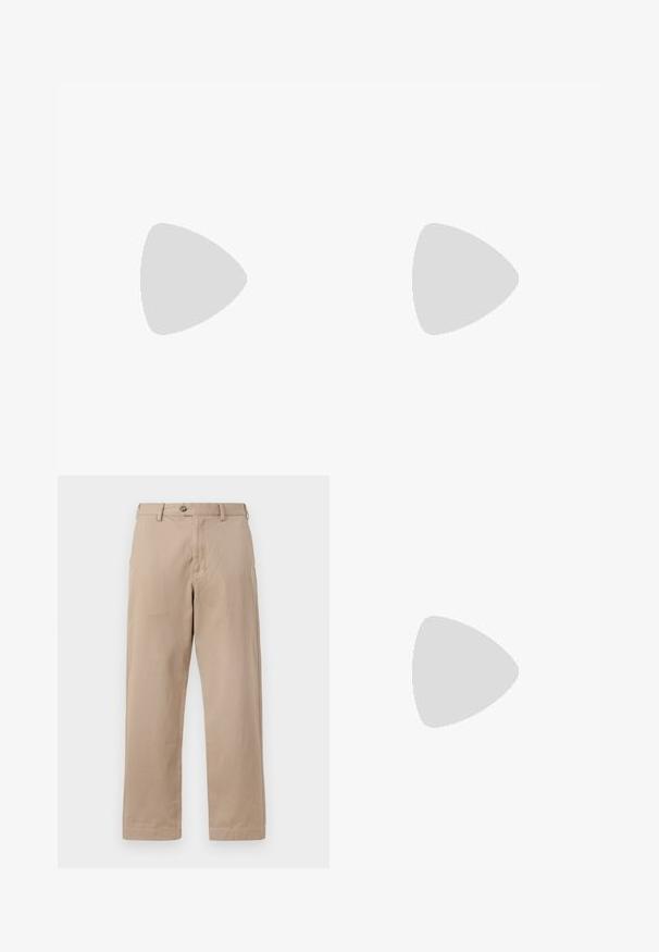 Polo de manga corta azul marino con cuello y tres botones blancos en la tapeta, mostrado sobre un fondo liso.; Pantalones chinos beiges hechos de algodón ligero, con cierre de cremallera y botón, y un diseño de pierna recta con bolsillos frontales.; Mocasín de ante marrón con suela blanca y detalle metálico, flotando sobre una alfombra clara junto a una pieza de mobiliario redonda y marrón brillante.; Cinturón de cuero marrón con hebilla rectangular plateada y pequeña etiqueta de logo rectangular con diseño en rojo, blanco y negro cerca de la hebilla.
