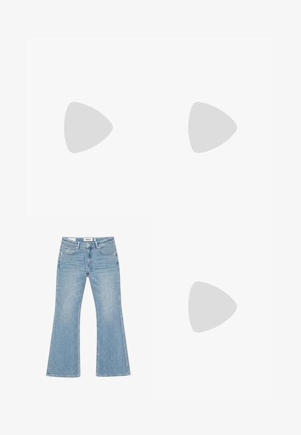 Soutien-gorge de bikini noir de style halter fabriqué en tissu côtelé ; il dispose de liens réglables au cou et d'un dos découpé avec un détail noué.; Jean en denim bleu clair avec une légère patte d'éléphant, style cinq poches, et une étiquette « project blue » sur la ceinture intérieure et la poche avant.; Baskets blanches chunky avec une tige texturée, un col rembourré et une semelle épaisse à stries. Présente des lacets noirs contrastants et un détail de marque.; Sac à main en imitation cuir noir, de forme rectangulaire, avec un logo doré et une seule sangle ajustable. Il présente une fermeture à rabat et un design épuré.