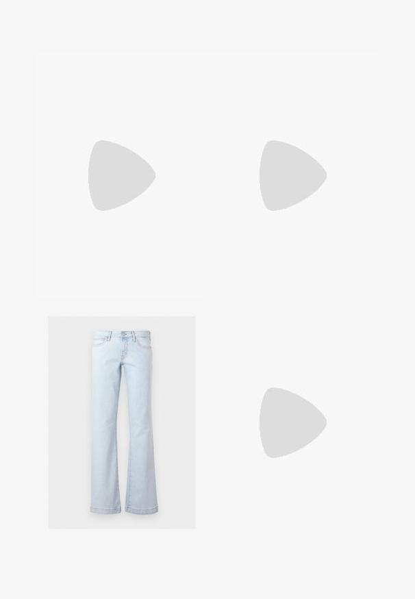 Blouse sans manches avec un motif vichy bleu pâle et jaune, coutures froncées sur les côtés avec des liens ajustables, et une petite fermeture d'encolure à ouverture en forme de clé.; Jean en denim bleu clair taille haute avec poches avant, fermeture par boutons et jambes évasées larges.; Jambes portant des leggings côtelés foncés associés à des ballerines noires avec de petits détails en nœud sur fond blanc.; Petit sac à main noir brillant avec deux longues anses et des détails à cordon sur les côtés sur un fond clair uni.