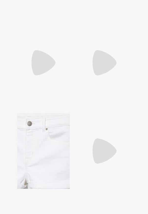 Hvid bomulds t-shirt med korte ærmer, med fed sort tekst "I," et rødt hjerte, og "ME" i en uformel skrifttype.; Hvide denimshorts med metal knap, bæltestrop, frontlomme og rullet kantdetalje på en ensfarvet baggrund.; Hvid lædersneaker med orange accenter, tekstureret gummisål, perforeringsdetalje på tåboksen og klassisk Nike Swoosh-logo i rødt.; Kat-ejede solbriller med en sort og orange skildpaddemønstret stel, brune linser og slanke, spidse ender. Har et minimalistisk logo på skabelsen.