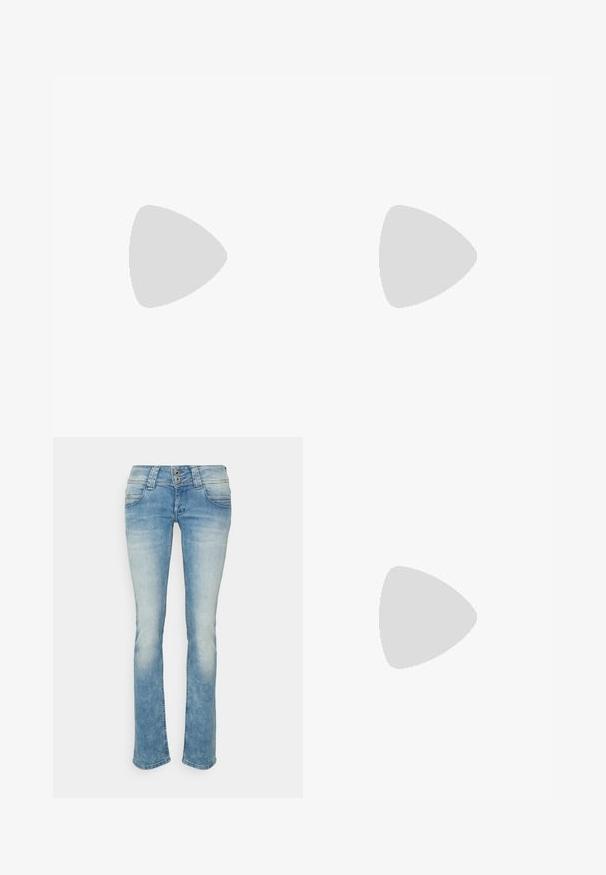 Kerge roosa lühikeste varrukatega T-särk, mis on valmistatud puuvillast. Omab ümarat kaelust ja ees on valge "Pepe Jeans London" logo.; Heledad sinise denimi teksapüksid omavad sirget lõiget, kahte esipocketit, kahe nööbiga nööbivälja, ning neil on pleekinud pesu.; Valged kanvas tennisikud kummitaldadega, kuue silmaga, ümmarguse varbaga ja kergete tikandite detailidega, koos valgete pahkluusokkidega.; Selge plastmassist ruudukujulised prilliraamid koos läbipaistvate läätsedega, millel on kuldsed aktsendid templitel, et lisada detaile.