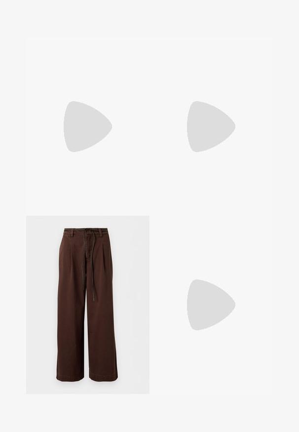 Top marron sans manches en maille côtelée avec col en V et fermetures nouées à l'avant, présentant des bords festonnés à l'ourlet et à l'encolure.; Pantalon marron à jambes larges avec plis à l'avant et ceinture noire à cordon suspendue à la taille.; Ballerine en cuir verni marron avec un bout carré et une lanière ornée d'une petite boucle dorée. Texture lisse, talon bas et design minimaliste.; Sac à main en cuir verni marron de forme rectangulaire, avec deux longues poignées et des accents courbés subtils à l'avant.