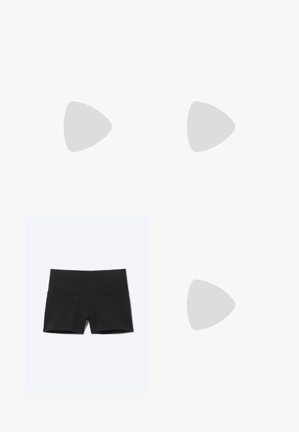 Haut halter à rayures noires et blanches avec un décolleté plongeant, fermeture à nouer autour du cou, et en tissu léger et doux.; Short de sport noir extensible taille haute avec une large ceinture et une jambe courte sur fond clair uni.; Mule ouverte en cuir verni noir avec un petit talon kitten bas et une large bride sur les orteils, présentée en profil sur un fond uni.; Sac à main en cuir noir avec une texture lisse. Dispose d'une bandoulière adjustable et d'un design élégant et minimaliste avec une fermeture éclair.