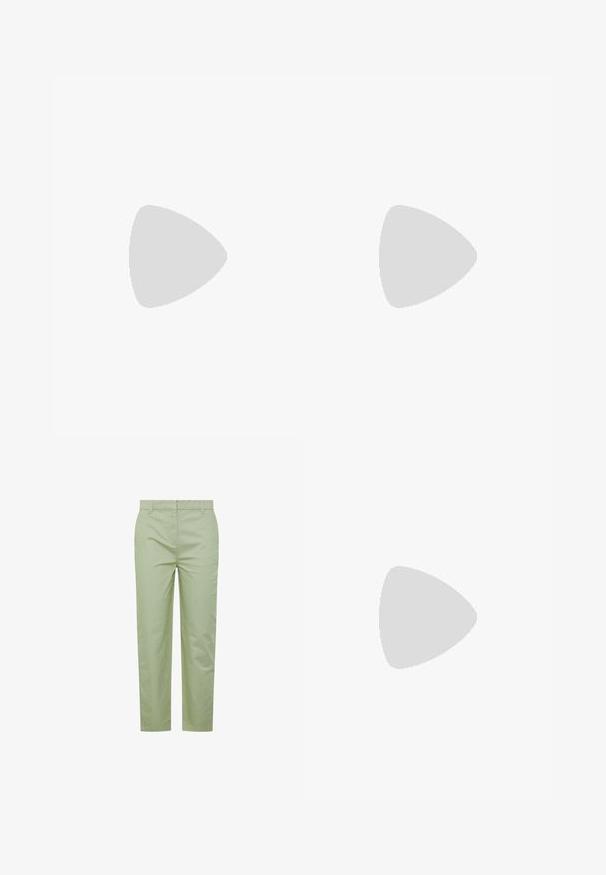 Camiseta de algodón blanca con mangas cortas, un escote redondo y un corte relajado. Sin patrones ni logos visibles. Textura suave.; Pantalones de algodón verde claro con corte recto, que cuentan con una cinturilla, bolsillos frontales y una textura suave. Sin patrones ni adornos visibles.; Zapatilla blanca ligera sin cordones con parte superior de malla transpirable y una lengüeta en el talón sobre un fondo claro liso.; Cinturón trenzado de cuero marrón con hebilla metálica de tono dorado y extremos cosidos de cuero, enrollado sobre un fondo blanco.