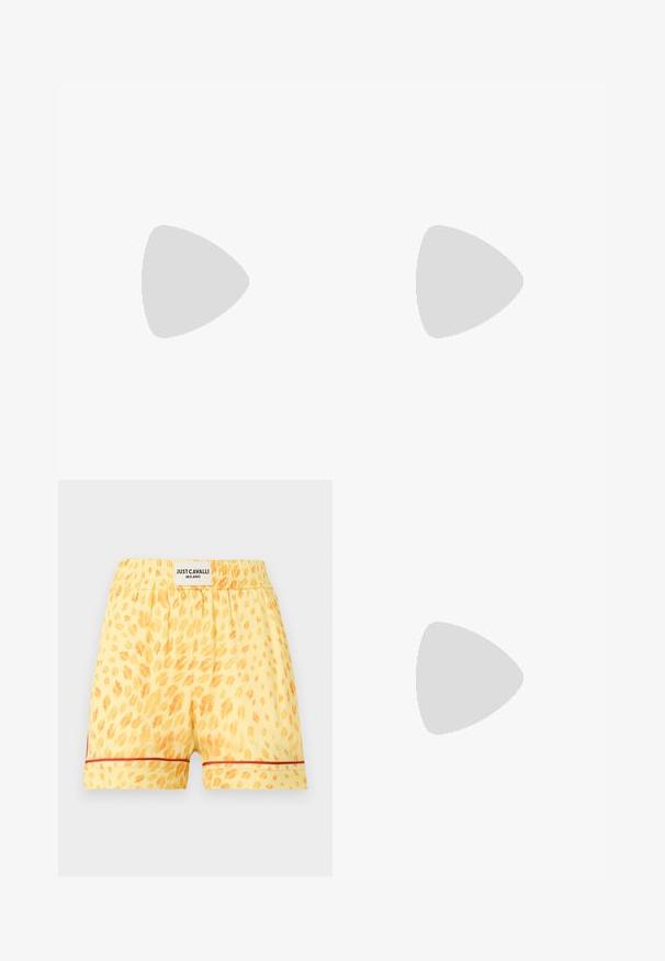 Γαλάζιο κοντομάνικο cropped T-shirt με στρογγυλή λαιμόκοψη και διακριτικό ανάγλυφο κείμενο "BAUM UND PFERDGARTEN" στο αριστερό μέρος του στήθους.; Κίτρινο σορτς με πορτοκαλί λεοπάρ στίγματα, ελαστική μέση, κόκκινο τελείωμα κοντά στο τελείωμα και λευκή ετικέτα με την επιγραφή "Just Cavalli Milano" στη πίσω μέση.; Μαύρο δερμάτινο mule με μυτερή μύτη, σχέδιο με λουράκια και χαμηλό τακούνι kitten σε λευκό φόντο.; Μαύρο δερμάτινο τσάντα χειρός με πτυχωτή υφή, μεταλλικό κούμπωμα και διακριτικό ανάγλυφο λογότυπο στο μπροστινό μέρος. Στρογγυλεμένο σχήμα.