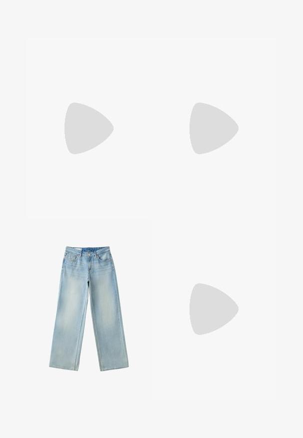 Pull en maille à manches courtes de couleur écrue, avec un col rond et une texture lisse et douce. Design simple et classique.; Jean large bleu clair avec poches avant, taille avec fermeture par bouton et détails délavés subtils sur les cuisses.; Chaussure plate marron foncé avec bout arrondi et bride de cheville réglable avec boucle argentée sur fond blanc.; Sac à main marron en forme de croissant avec des pois blancs, une fermeture éclair dorée et une bandoulière réglable avec des détails de boucle.