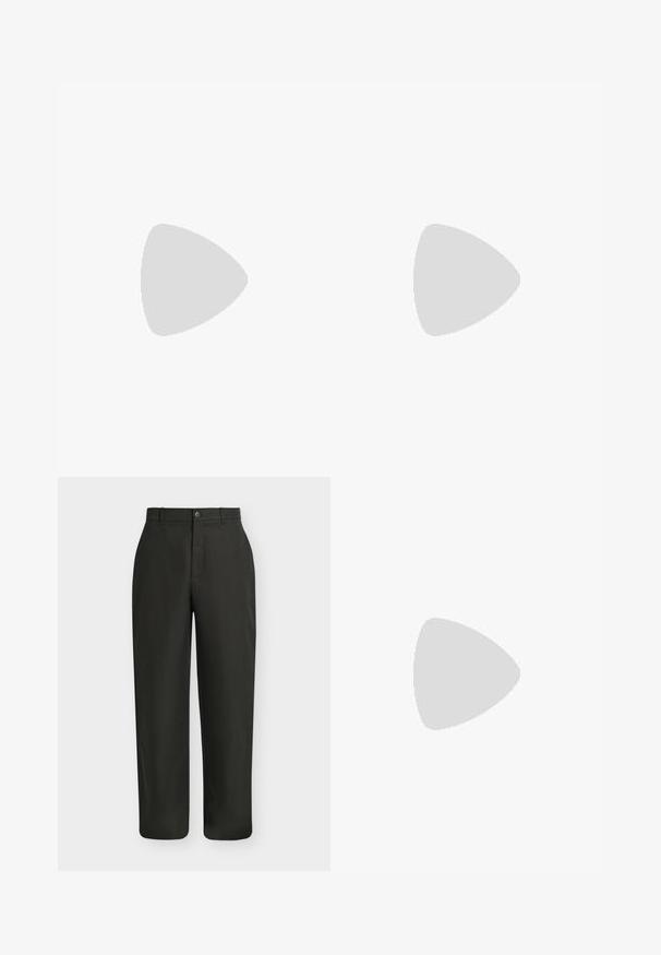 Polo en maille noire à manches courtes avec des rayures horizontales texturées et un col plié avec une ouverture en V.; Pantalon noir droit avec fermeture par bouton et fermeture éclair et passants de ceinture sur un fond clair uni.; Basket basse en cuir noir avec lacets noirs, semelle en caoutchouc texturée et petit logo embossé sur le côté, présenté de profil sur fond gris.; Ceinture en cuir noir roulée avec une boucle en métal argenté rectangulaire visible sur un fond clair uni.