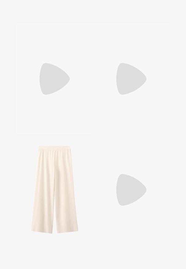 Lys beige ærmeløs sweater med ribbet rund hals, tekstureret stof og minimalistisk design; ingen synlige logoer eller mønstre.; Vidbenede cremefarvede bukser med elastik i taljen, lavet af let stof, velegnet til afslappet eller kontorbrug.; Hvid slidesandal med en bred rem og flad sål, vist i sidevisning på en hvid baggrund.; Beige vævet lædertaske med to skulderstropper og en struktureret rektangulær form.