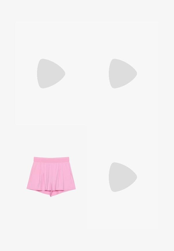 Roze gestreepte polo met korte mouwen, voorzien van een kraag en een ontspannen pasvorm. Het materiaal lijkt glad met een subtiele glans.; Roze casual shorts met hoge taille, zijzakken en een licht geplooid ontwerp, plat gelegd op een witte achtergrond.; Witte lage sneaker met zwarte Nike-swoosh en hiel-detail, vetersluiting en geperforeerde neus op een effen lichte achtergrond.; Strakke zwarte ovale zonnebril met donkere glazen en rechte pootjes, rustend op een wit oppervlak.