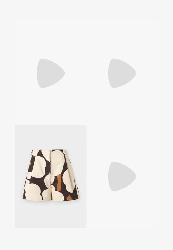 Haut noir à manches longues en tissu doux, avec un col rond et une coupe décontractée, doté de fentes sur les côtés à l'ourlet pour faciliter les mouvements.; Shorts beige taille haute avec de grandes formes florales abstraites noires et marron, plis à l'avant et ourlet droit.; Chaussures plates en cuir noir avec un bout pointu, dotées de deux brides noires avec des accents en métal doré. Texture lisse et talon bas.; Sac à main couleur crème avec des taches marron, rabat incurvé avec une fermeture métallique circulaire, doté de deux fines anses, dont une plus longue pour porter à l'épaule.