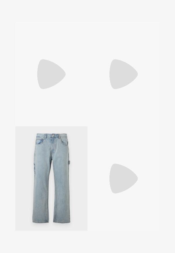 Beige hættetrøje med lynlås i ribbet stof, med en frontlomme, blød tekstur og et lille sort logo på venstre bryst.; Lyseblå denim cargo-buks med en afslappet pasform, der har sidelommer, lige ben og synlige syninger.; Hvid sneakers med en øvre del i tekstureret ruskind og læder. Har rundet tå, snørelukning og kontrasterende beige gummisål.; Mørkebrun stof talje taske med diagonalt lynlåslomme og lille hvidt logo på fronten, sat mod en ensfarvet lys baggrund.