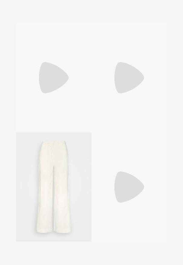 Zwart geribd T-shirt met korte mouwen en een ronde hals, met een klein groen Lacoste krokodil logo op de linkerkant van de borst.; Sofie Schnoor TROUSERS - Broek - cream; Witte sneakers met een glad leren bovenwerk, een crèmekleurige platformzool en een lichtgrijze suède hielstuk. Voorzien van een groene veteroog en gebrandmerkte accenten.; Zwarte zonnebril met een strak, hoekig ontwerp, donkere lenzen en een contrasterend zilveren logo aan de zijkant. Glad kunststof oppervlak.