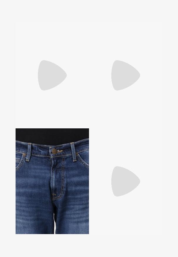 Polo negro de manga corta con un patrón de diamantes texturizado, que presenta un cuello con solapa y dobladillo y mangas acanaladas.; Vaqueros de mezclilla azul con cierre frontal de botones, trabillas para cinturón, remaches de cobre y detalle de costura naranja.; Mocasin de cuero negro con una cinta ancha en el empeine, suela de goma con tacos gruesos y textura suave. Diseño clásico y elegante.; Bolso bandolera negro con textura, con correa ajustable, bolsillo frontal con cremallera y logo grabado cerca de la cremallera superior.