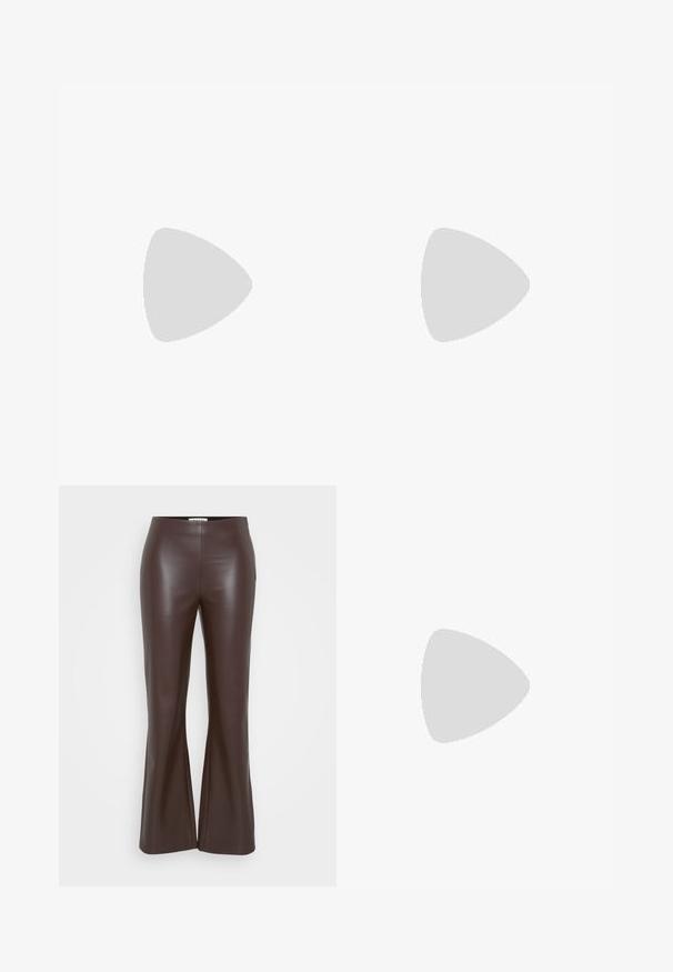 Blusa de color verde oscuro con mangas largas, con un escote en V y cinturón ajustable en la cintura para un ajuste ceñido. Textura suave.; ONLY Tall ONLSMOOTH KICK FLARE - Pantalones - seal brown; Bota negra hasta la rodilla con tacón de aguja, hecha de material liso y elegante; punta puntiaguda; ajuste ceñido con un sutil fruncido cerca del tobillo; tacón brillante.; Bolso de hombro de cuero marrón con fondo curvado y correa ajustable sobre un fondo claro y liso.