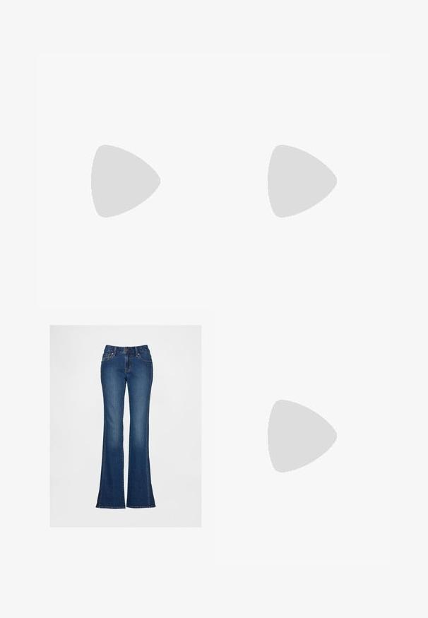 Haut sans manches avec motif vichy rouge et blanc et encolure ronde, plié à plat sur fond blanc.; Jean en denim bleu évasé à taille haute, avec cinq poches et surpiqûres contrastantes. Dispose d'une fermeture à bouton et glissière, finition texturée.; Escarpin slingback en cuir verni bordeaux avec bout pointu, fine bride à la cheville et petit détail décoratif de boucle. Texture lisse et talon haut.; Sac à main bordeaux en matériau brillant, de forme rectangulaire, avec deux anses et des accents légèrement courbés à l'avant.