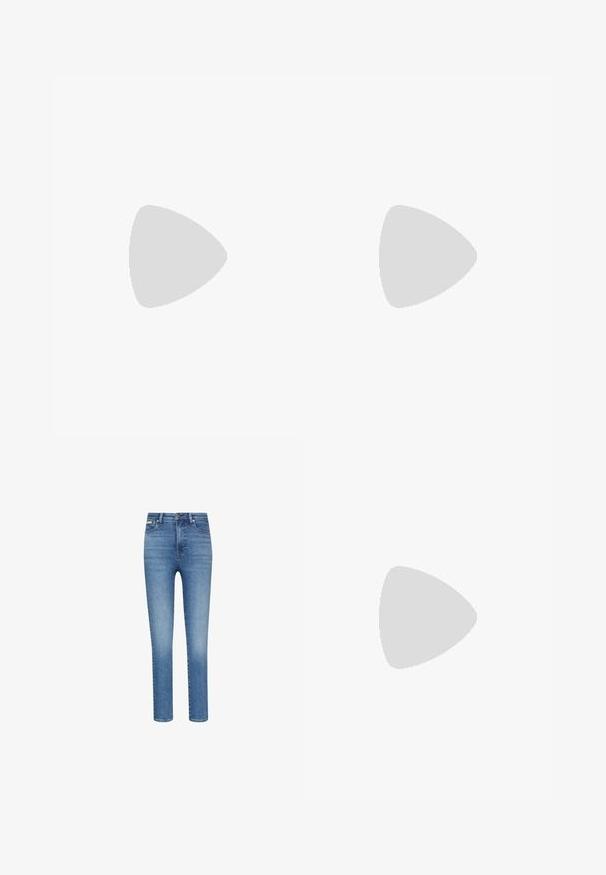 Schwarzes kurzärmeliges Crop-T-Shirt mit rundem Ausschnitt und kleinem weißen "Calvin Klein" Logo-Text mittig auf der Brust.; Eng anliegende Jeans aus mittelblauem Denim mit mittlerer Waschung. Verfügt über eine hohe Taille, ein Fünf-Taschen-Design und kontrastierende Nähte.; Schwarzer Leder-Stiefelette mit spitzer Zehenpartie und niedrigem Kitten-Heel, schräg dargestellt vor einem polierten Boden und einer Glasbausteinwand.; Schwarze Lederhandtasche mit geschwungener Form, ausgestattet mit einem goldenen Reißverschluss und einem dezent geprägten "cK"-Logo. Glatte Textur und ein einzelner Griff.