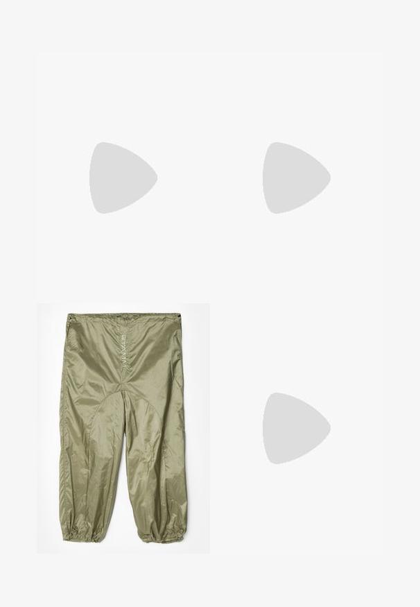 Ærmeløs turtle neck top i grøn og mørkeblå mønster, med et struktureret, organisk design. Blødt stof med en afslappet pasform.; STAMM YOUNG PANT - Bukser - green; Sort flad sko med tre remme og flere små dekorative sløjfer langs siderne, tåen og hælen, vist i profil.; Sort totebag lavet af polstret stof, med en bølget tekstur, to robuste håndtag og en rektangulær form. Enkel, moderne design.