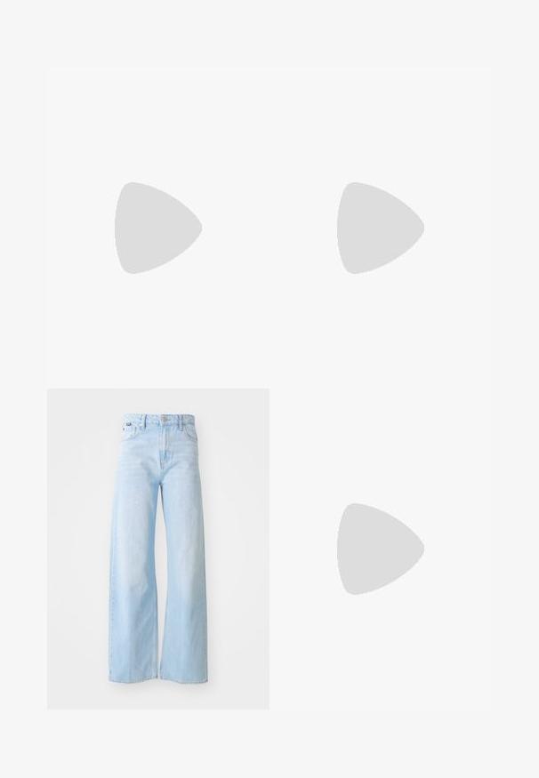 Débardeur rose ajusté en tissu côtelé. Présente des bretelles réglables et une petite étiquette logo marron à l'avant. Texture lisse.; Jeans à jambes larges bleu clair en denim, à taille haute, avec poches avant, fermeture à bouton et détails de couture au bas.; Baskets profil bas en daim blanc et gris, avec un onglet vert au talon, une semelle gomme et un grand logo "Boss" vert en écriture cursive sur le côté.; Ceinture en cuir noir avec boucle métallique dorée en forme de D et petit logo Hugo doré sur la boucle, enroulée sur un fond blanc.